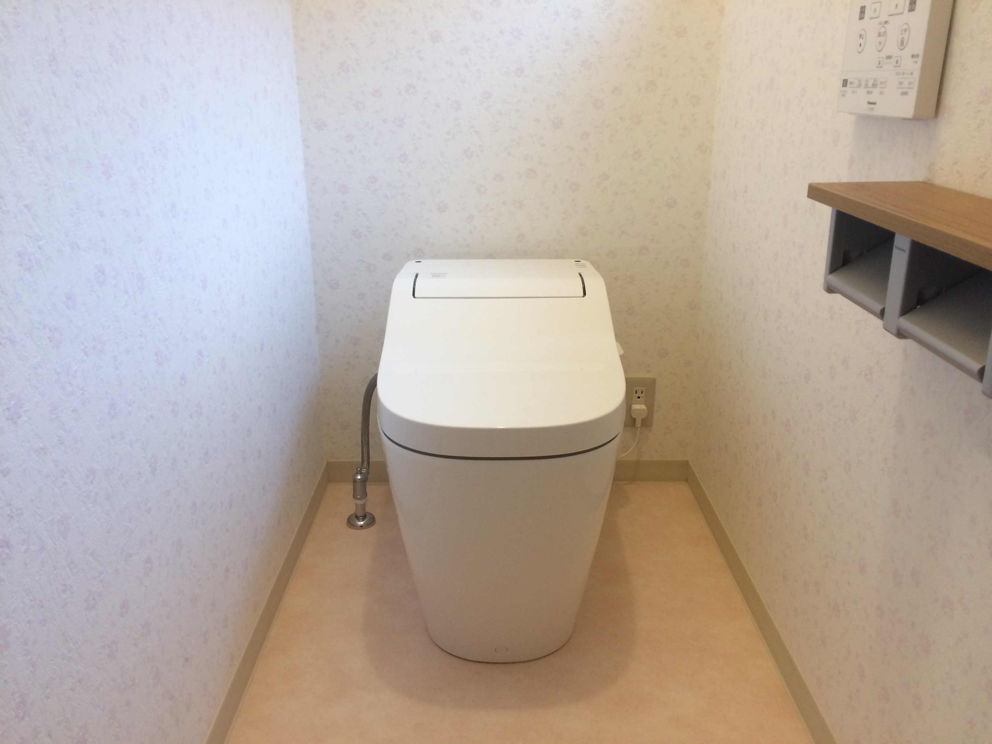 2か所の和式と洋式トイレをすべて解体して、新たなトイレをひとつの空間になるよう、間取り変更しました。