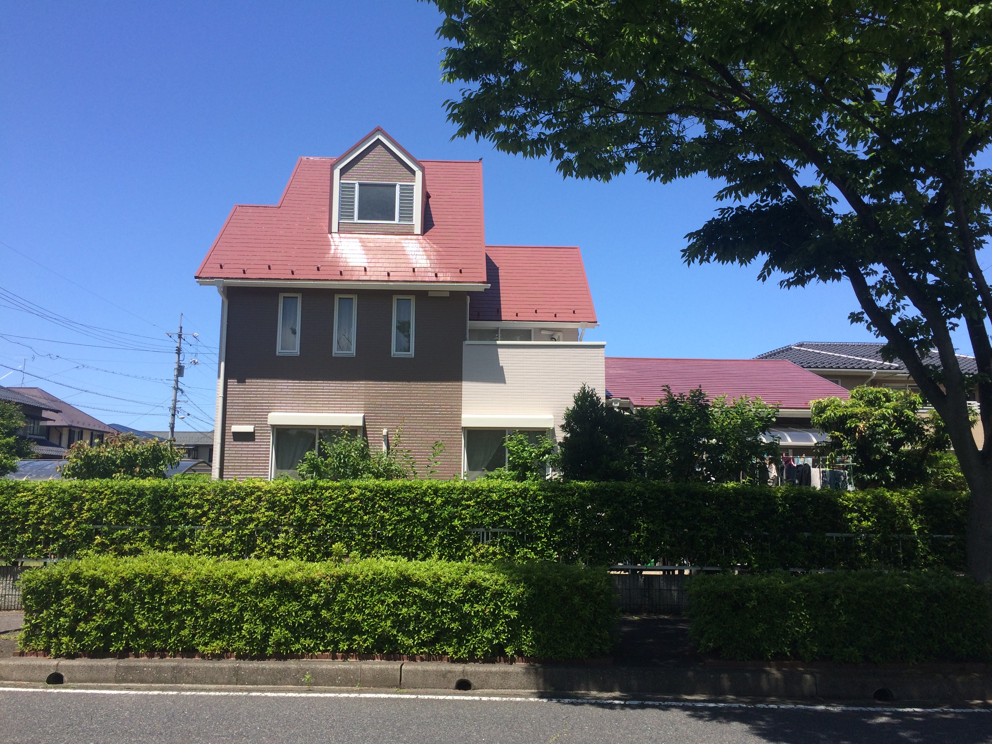 塗装した際は光沢がでますが、ご希望に応じて艶（光沢の量）を抑えることもできます。 住宅街の目印になるような、素敵な外観に仕上がりました。