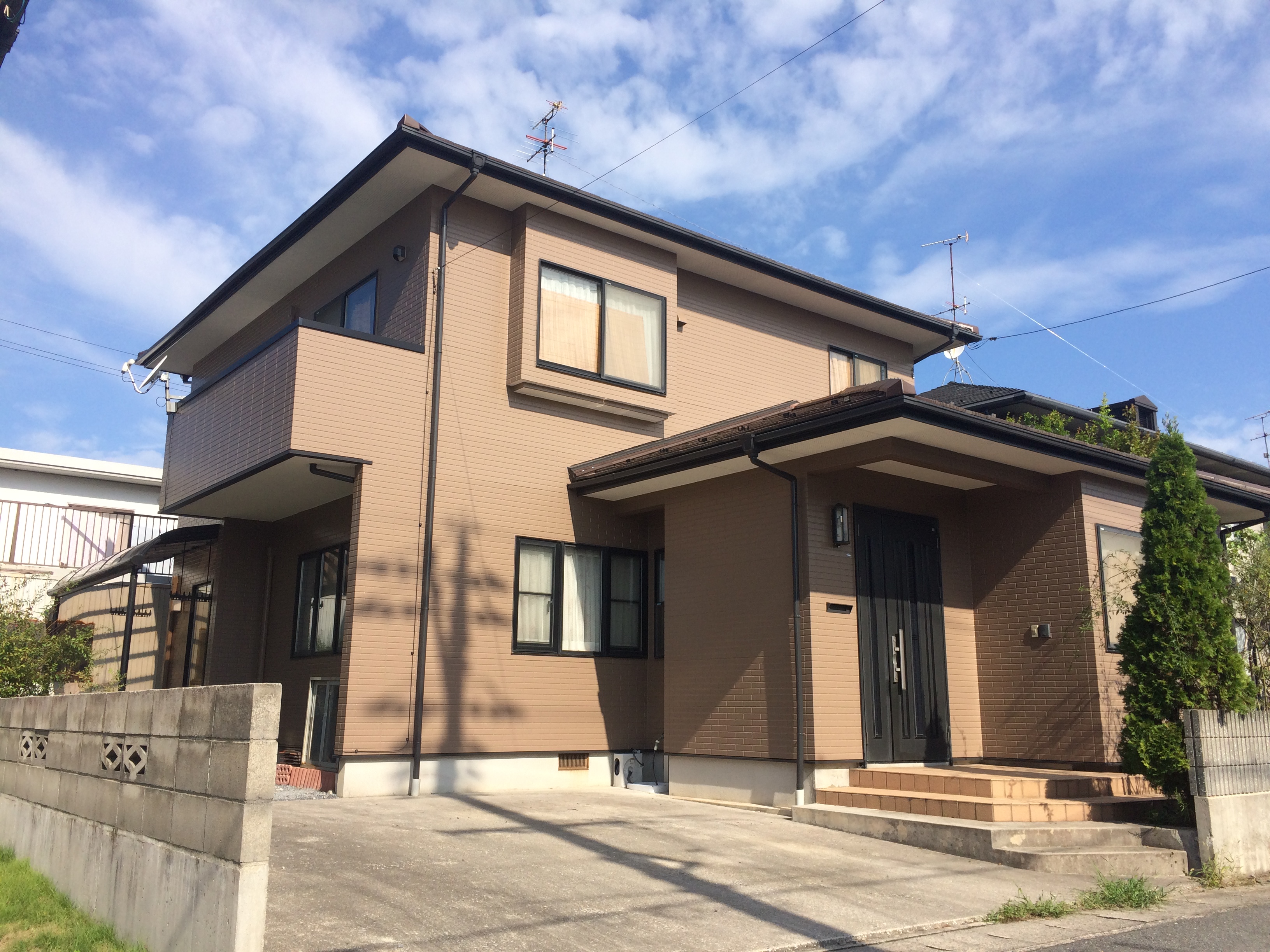 以前の印象を崩さず、明るく落ち着いた外観になりました。 今回使用した塗料は、日本ペイント『パーフェクトトップ』です。
