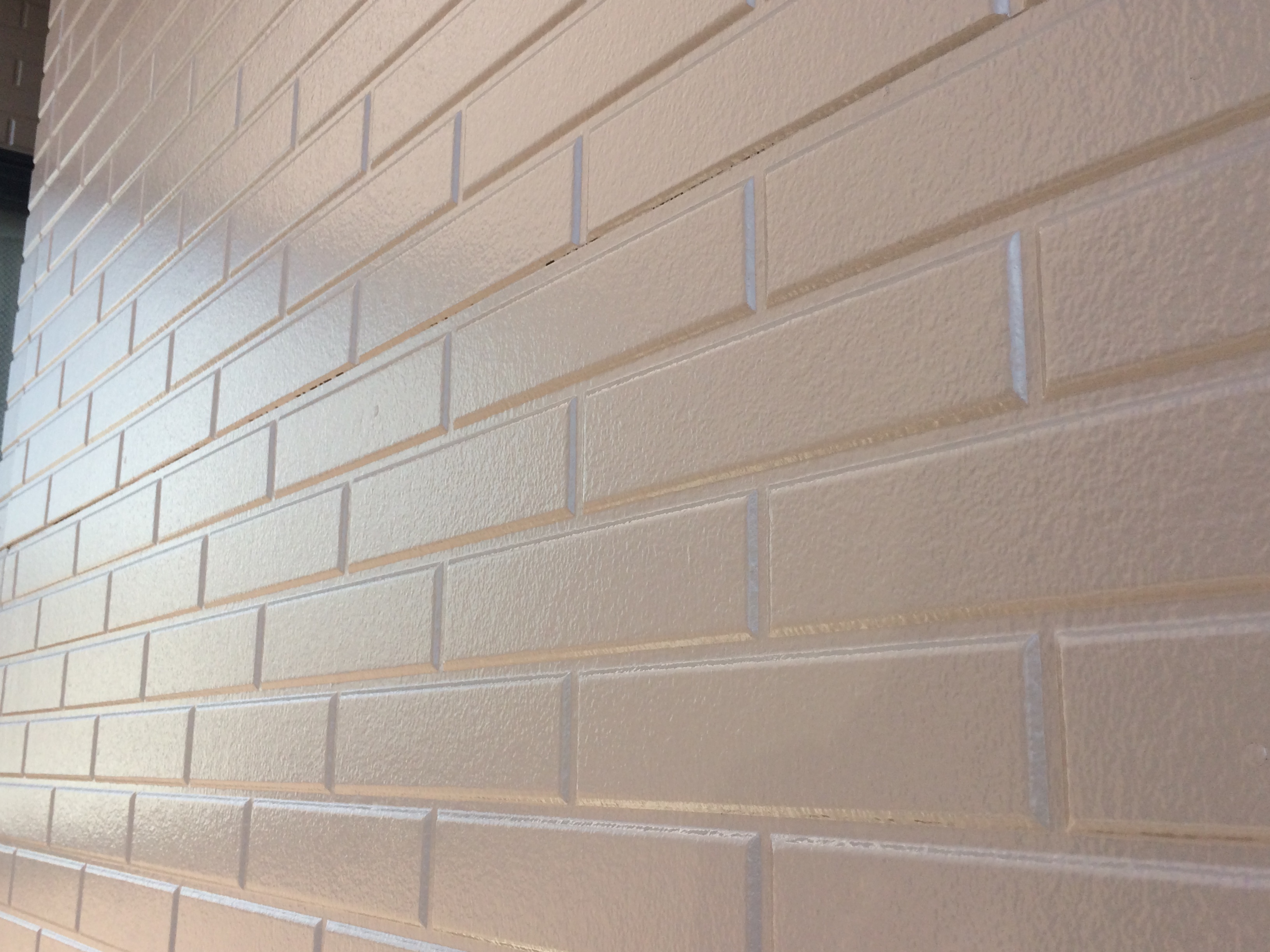 外壁塗装は、しっかりと光沢をだし、汚れの付着を防ぐとともに塗膜を張ることで、下地材の劣化を防ぎます。