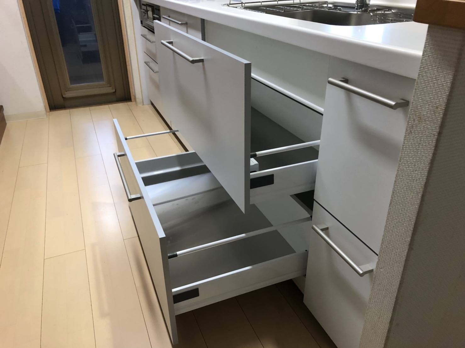 それぞれの収納の底板には、ステンレスが取り付けられているので、油汚れの付着を防止！