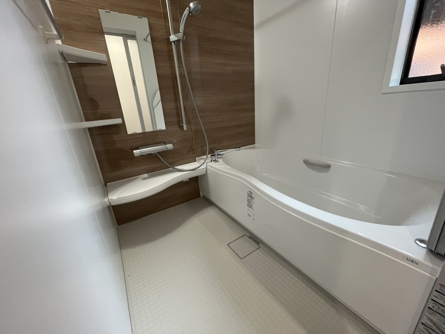 LIXIL『アライズZ１６１６タイプ』、断熱浴槽、ヒヤッとしづらい床、換気乾燥暖房機など快適にご使用いただけるお風呂になりました！