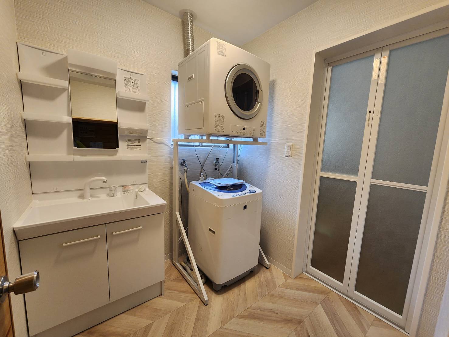 洗面台は弊社ショールームでお求めやすさNO.１のLIXIL 『PV』です。