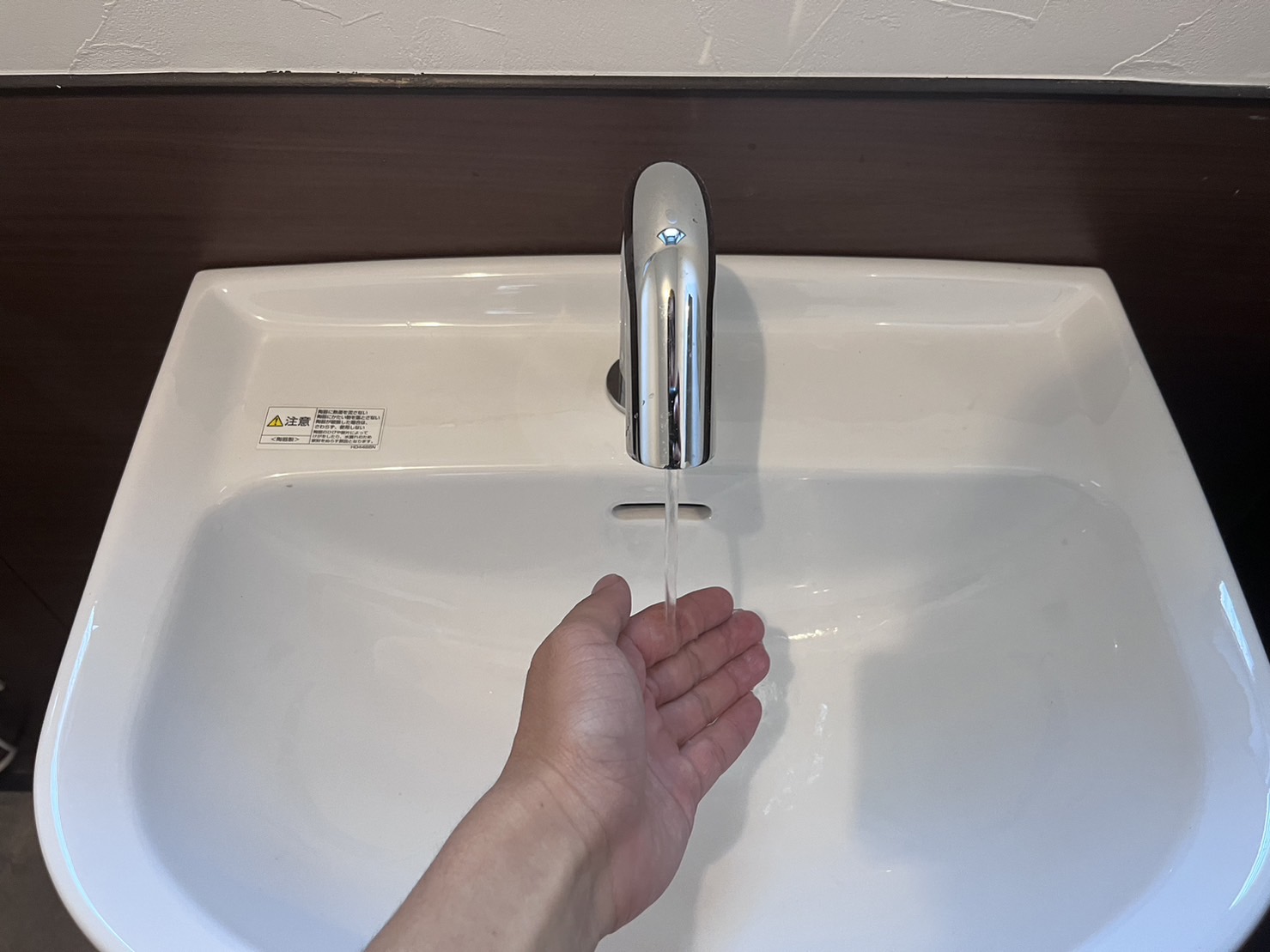 手洗いはバリアフリーに配慮し、自動水栓になりました！
