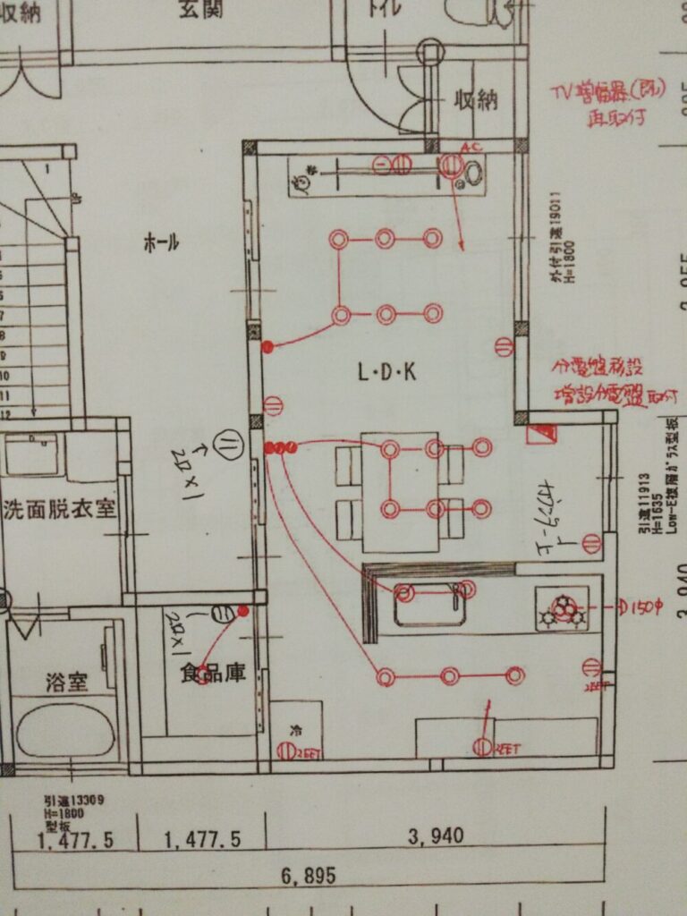 間取り図を基に照明及びコンセント等のレイアウトをお客様と一緒に計画していきます。