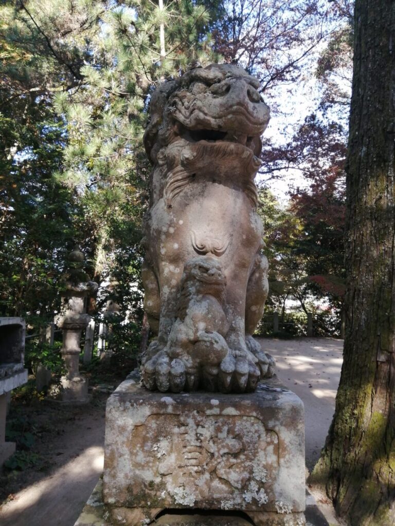 神社の親子ずれの狛犬