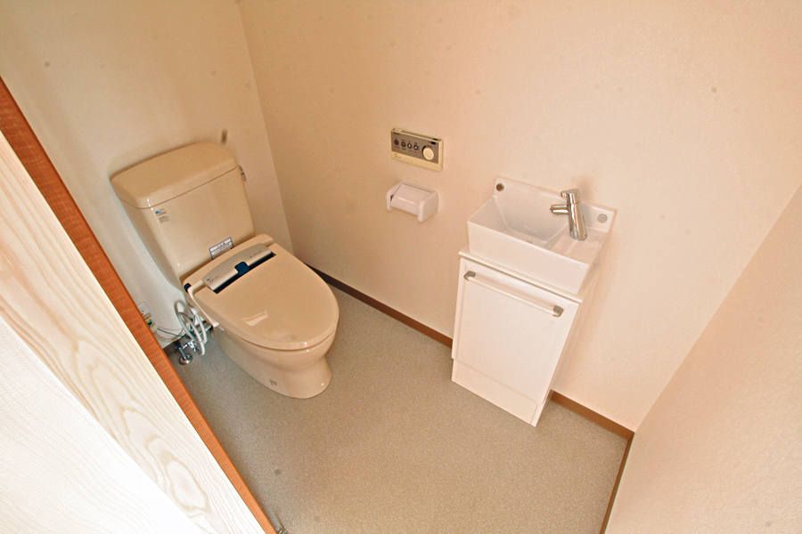 トイレの便器はそのまま！スペースを広くし、内装リフォーム！