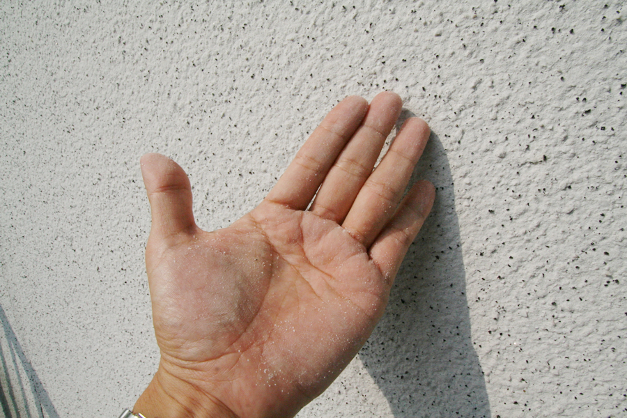 壁の表面を触ると、白い粉の様なモノが手の平に付きました。