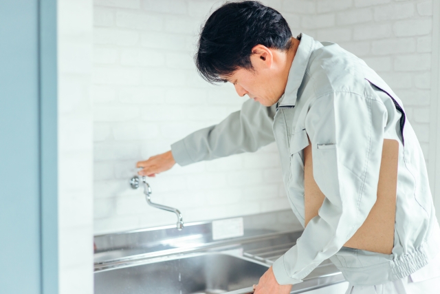 水道をチェックする作業員