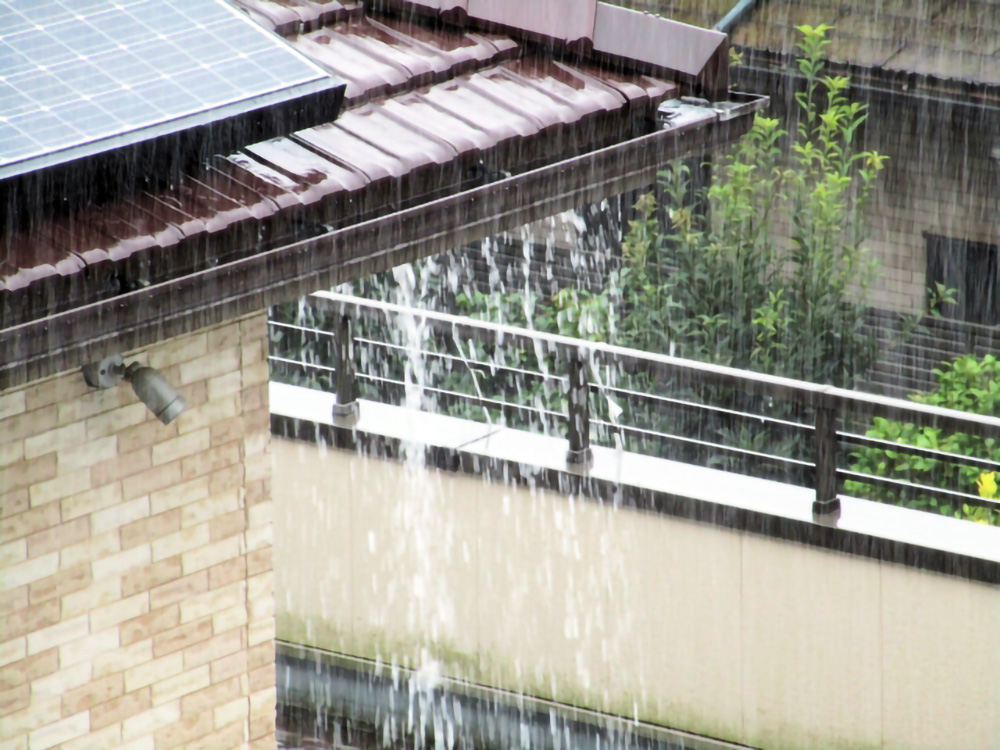 大雨の雨樋