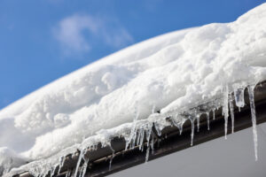 雪が積もった屋根・雨樋