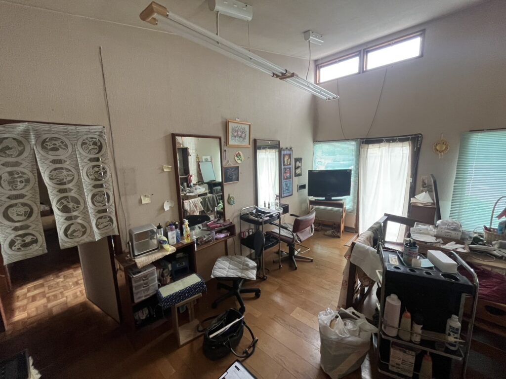 【安来市】家族構成の変化で使っていなかった部屋を寝室に!淡いブルーのアクセントクロスが◎