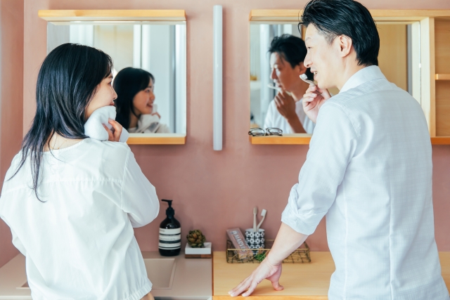 共働き夫婦の２つの洗面台