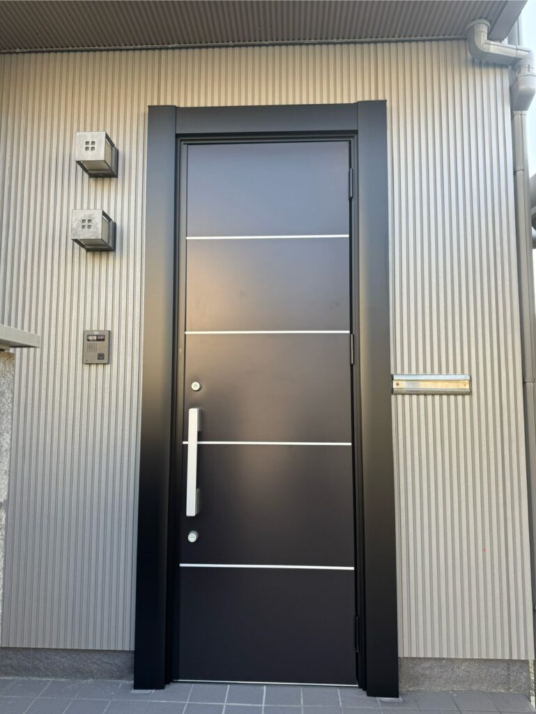 【米子市】外観を引き締め、断熱性も向上した玄関ドアリフォーム