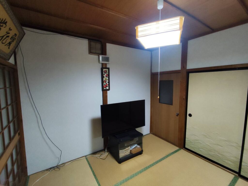 【米子市】聚楽壁からクロスへ、壁リフォームで明るい空間に