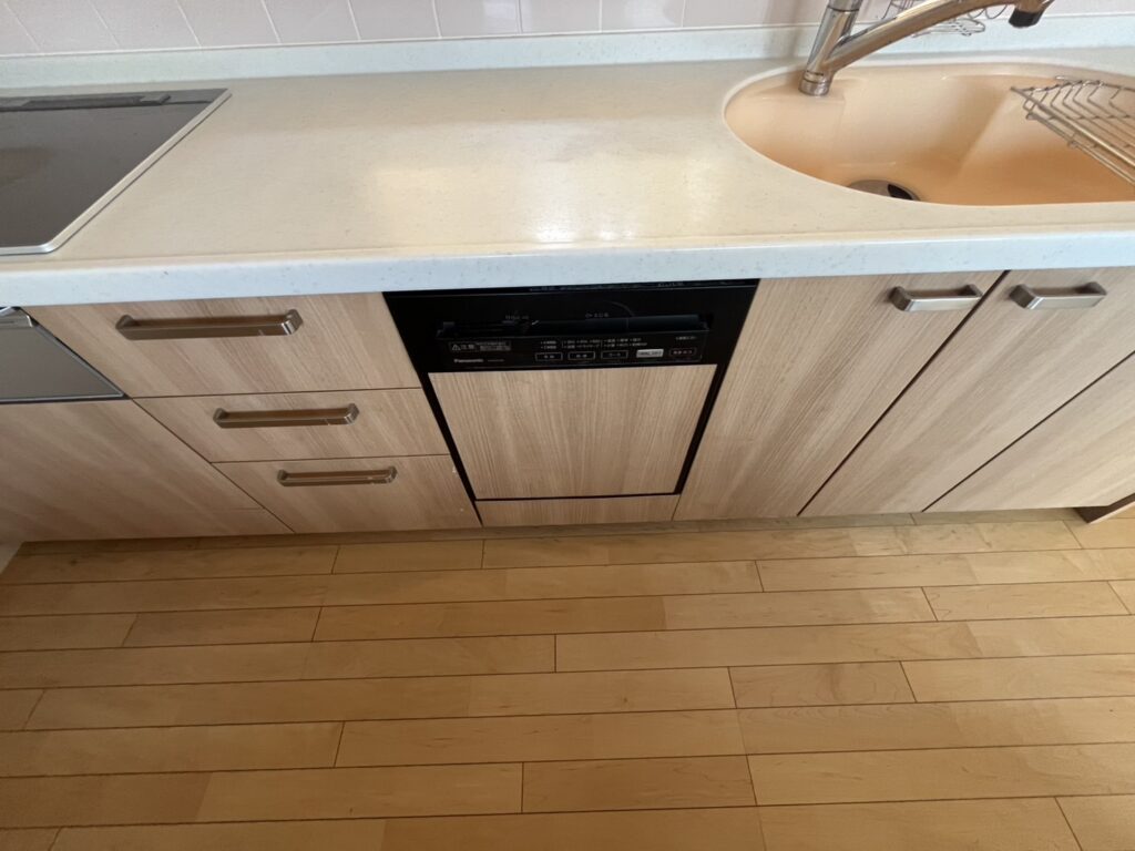 【境港市】ホワイトと濃色で魅せる、メリハリのあるキッチン空間