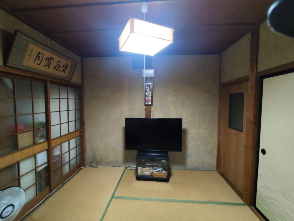 【米子市】聚楽壁からクロスへ、壁リフォームで明るい空間に