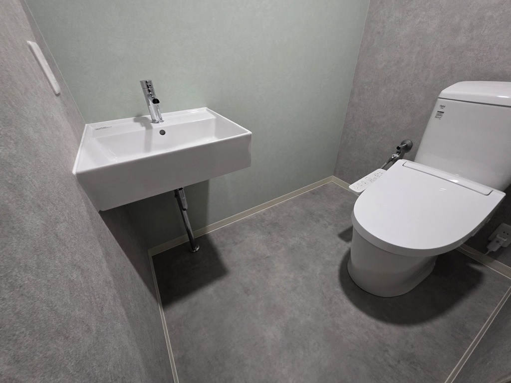 【米子市】3点式ユニットバスを解体し、快適な独立トイレ空間へ