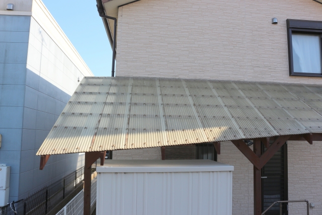 ポリカ屋根変形