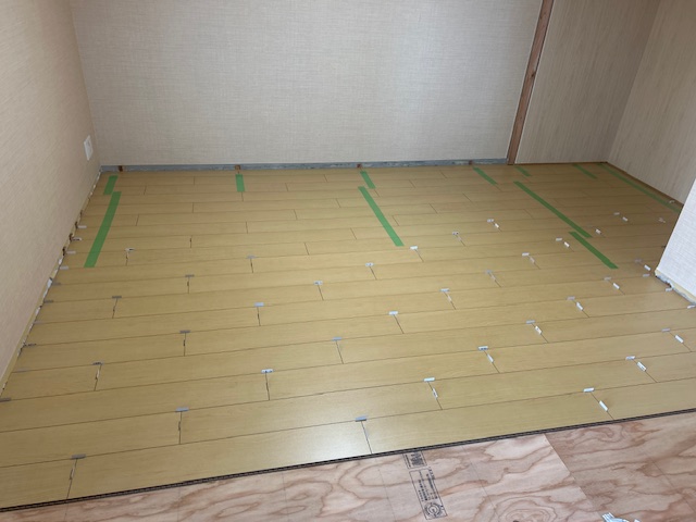 フローリング貼り