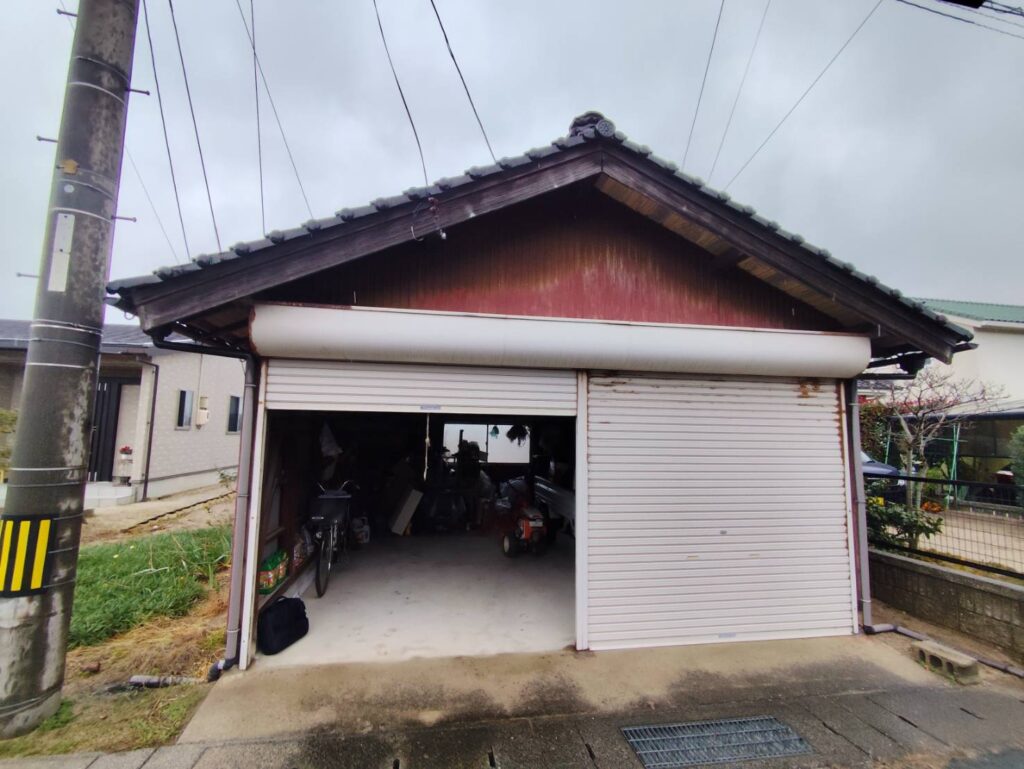 【日吉津村】外壁とシャッターの錆を改善し、すっきりとした美しい外観へ