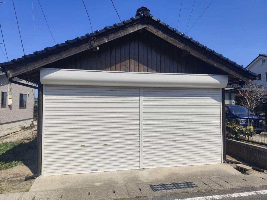 【日吉津村】外壁とシャッターの錆を改善し、すっきりとした美しい外観へ