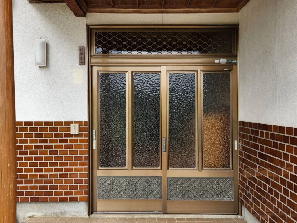 【安来市】欄間をなくして開放感アップ！重厚感のある落ち着いた玄関へ