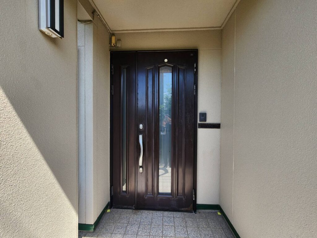 【大山町】既存の雰囲気に馴染む、耐久性の高い玄関ドアへ